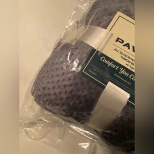 Pavilia Throw Blanket